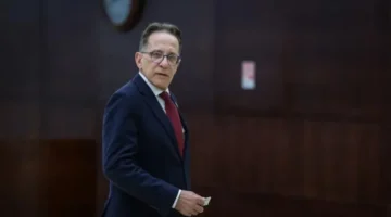 ادعاء جريء.. قراصنة إيرانيون يخترقون هاتف رئيس ديوان نتنياهو ويسرّبون بيانات مسؤولين